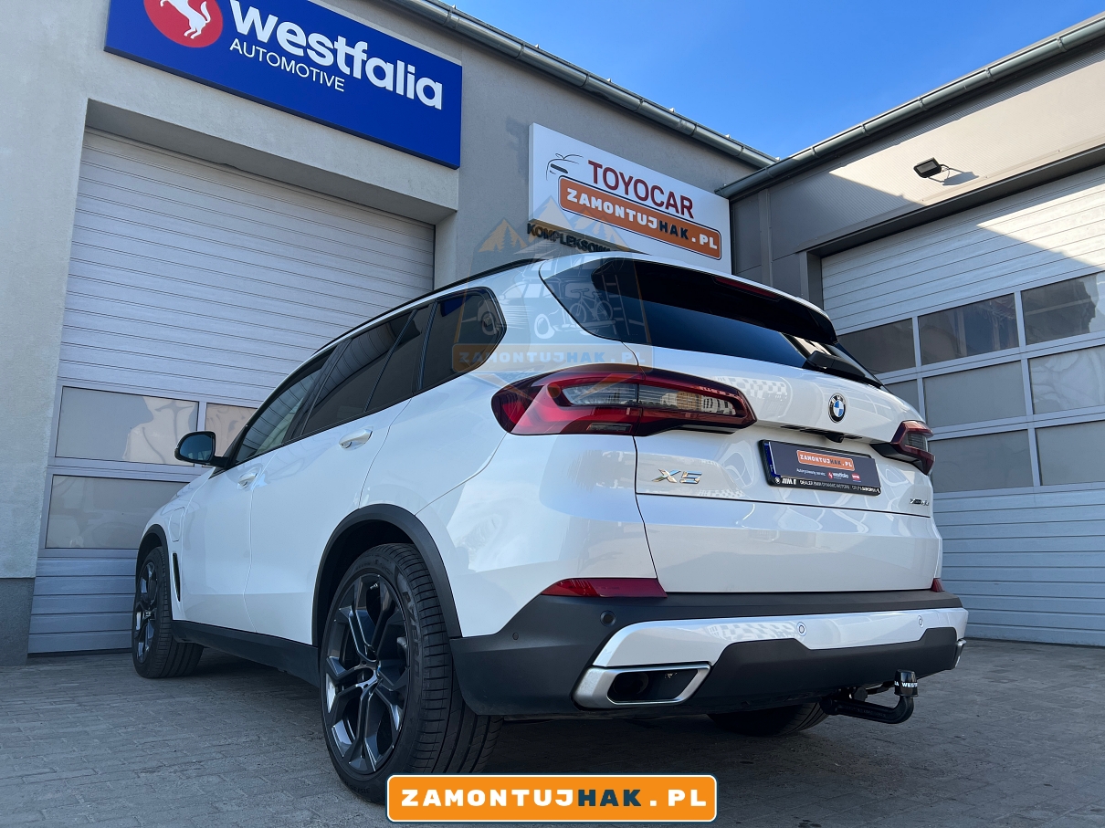 303485900113 zblizenie od tylu na samochod kolor bialy bmw x5 g05 2022 45e jak wyglada z hakiem holowniczym - dokladnie widac to na zdjeciu 